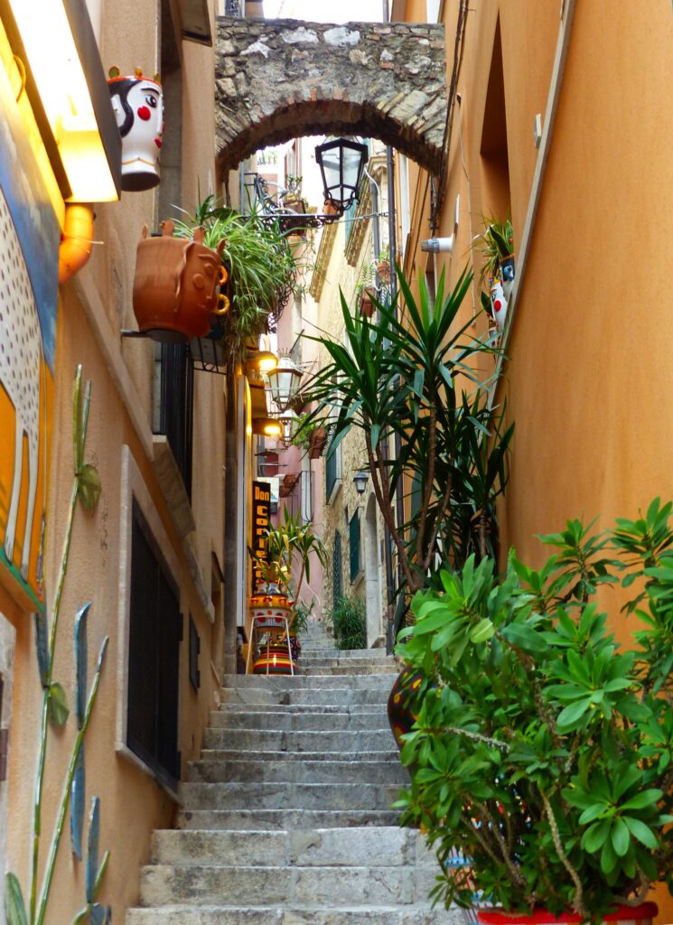 Ruelle d'un village italien ornée de plantes colorées